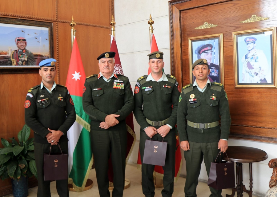 الحنيطي يكرّم عدداً من ضباط وضباط صف القوات المسلحة