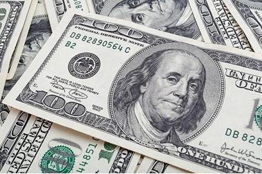 لهذه الأسباب الدولار يكتسح عملات العالم