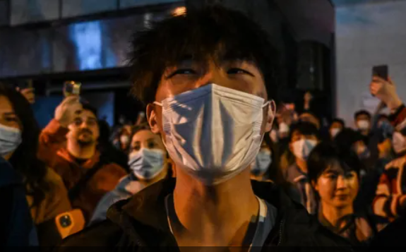 الصين تخفف قيود كورونا بعد احتجاجات قوية تطالب باستقالة شي