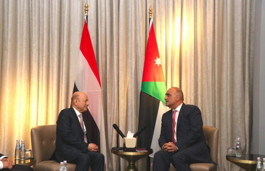 الخصاونة يلتقي رئيس مجلس القيادة الرِّئاسي اليمني رشاد العليمي