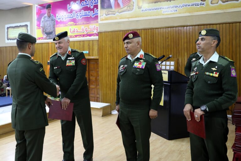 رئيس هيئة الأركان يسلم الشهادات لخريجي ضباط فرسان المستقبل