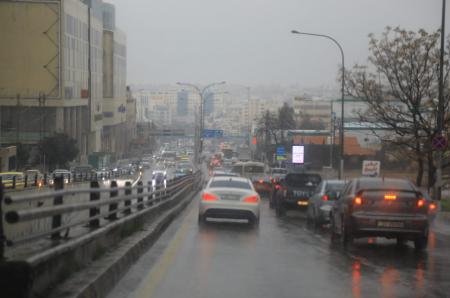 أزمة سير خانقة في مداخل عمان تزامنا مع الأمطار