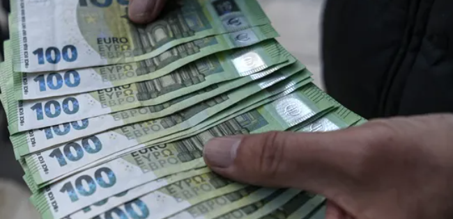 اليورو يتألق للشهر الثاني على التوالى