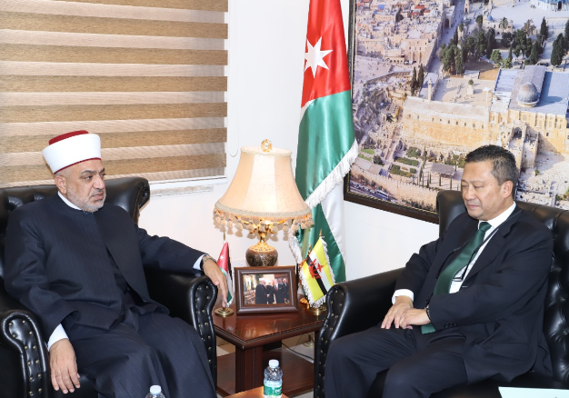 وزير الأوقاف يستقبل سفير بروناي لدى الأردن