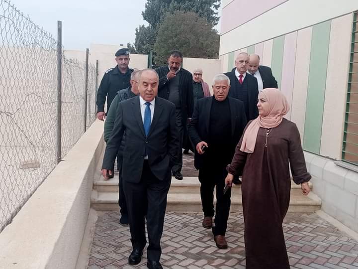 وزير التربية والتعليم يتفقد مدارس المزار الجنوبي...صور