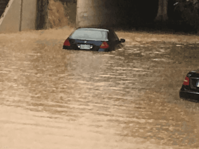 سيول مفاجئة تغمر الطرق في لبنان.. ومسؤول يلوم تغير المناخ