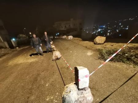 أعمال حفريات تتسبب بانهيار وتصدعات بشارع في جرش (صور)