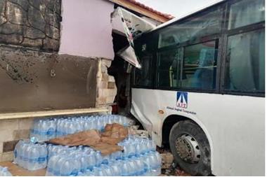 رئيس الجامعة الهاشمية يطمئن على حالة المصابين بحادث الحافلة