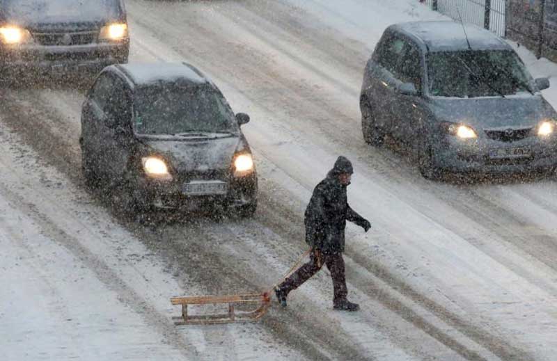 أوروبيون يرتدون جواكيت منتفخة بدل أجهزة التدفئة