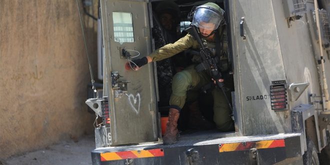 إصابة عشرات الفلسطينيين خلال اعتداء للاحتلال في رام الله بالضفة الغربية