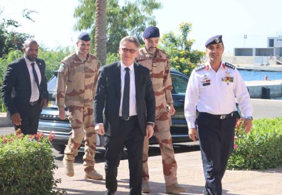 السفير الفرنسي يزور قيادة القوة البحرية والزوارق الملكية