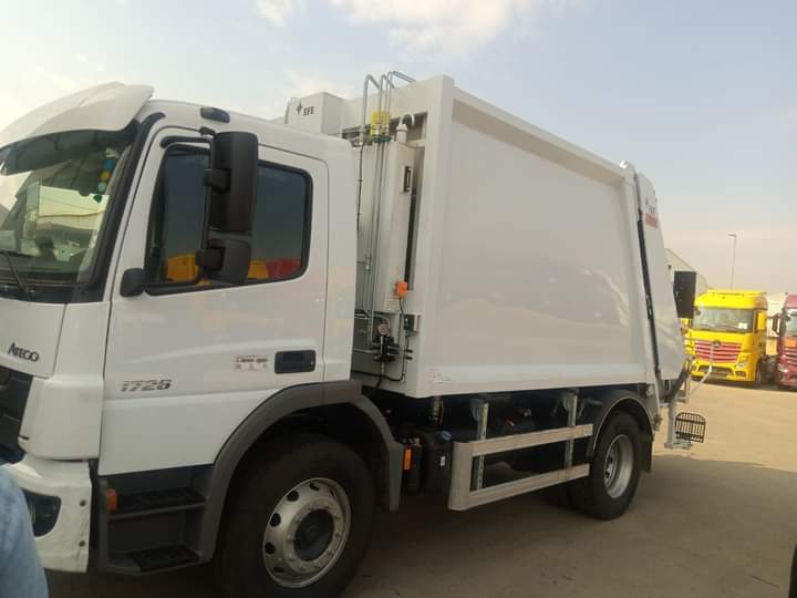 تسليم ضاغطة نفايات جديدة مقدمة من وزارة الأدارة المحليه لبلدية عجلون الكبرى