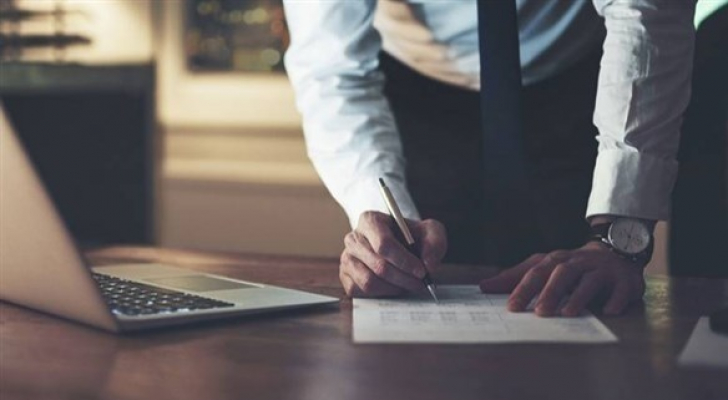 اين تذهب المخصصات المالية الشهرية لهذا الوزير ؟!