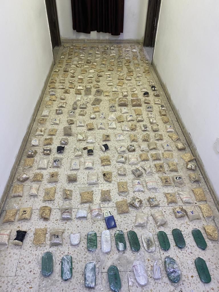 مكافحة المخدرات تداهم وتلقي القبض على أحد أخطر تجار المخدرات في  العقبة