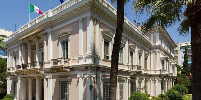 انفجار يستهدف سيارتين للسفارة الإيطالية في اليونان