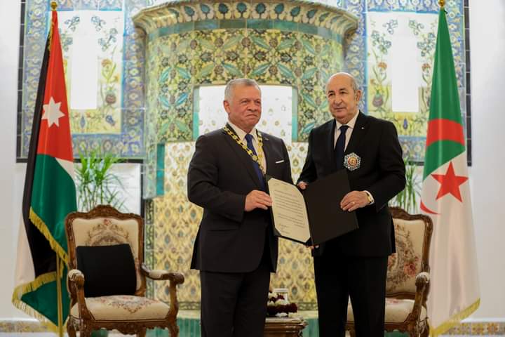 الملك والرئيس الجزائري يتبادلان وسامين رفيعين