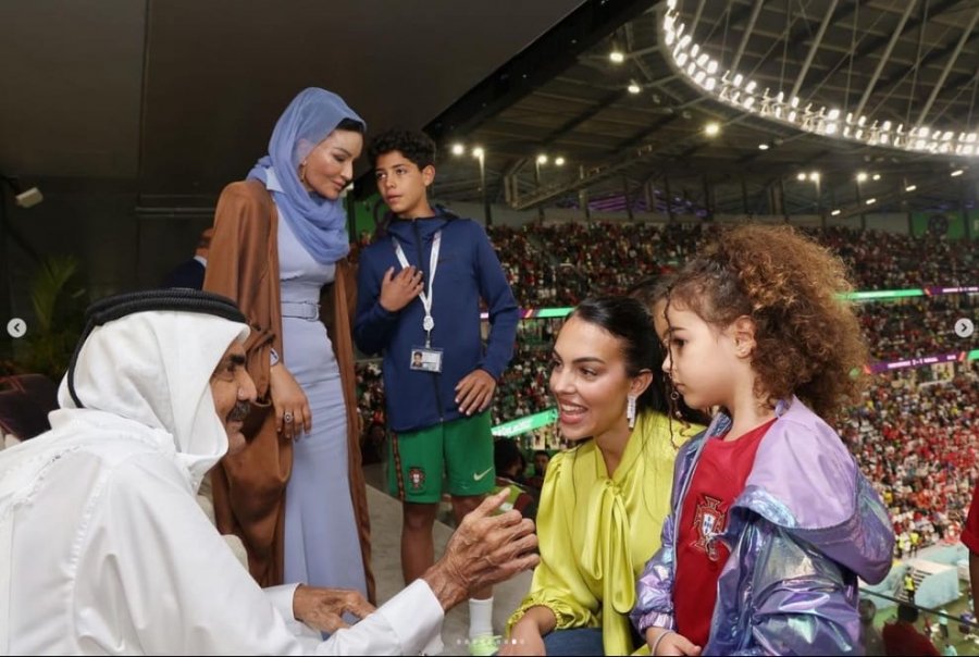 صديقة رونالدو وأولادها في ضيافة الأمير الوالد وزوجته الشيخة موزا