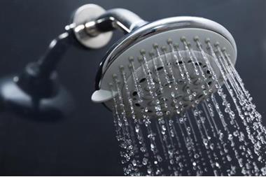 الحكومة تدعو المواطنين لاستخدام (الدش) بدلاً من ملء حوض الاستحمام لتوفير الطاقة