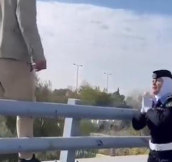 شرطية أردنية تثني شابا عن إلقاء نفسه