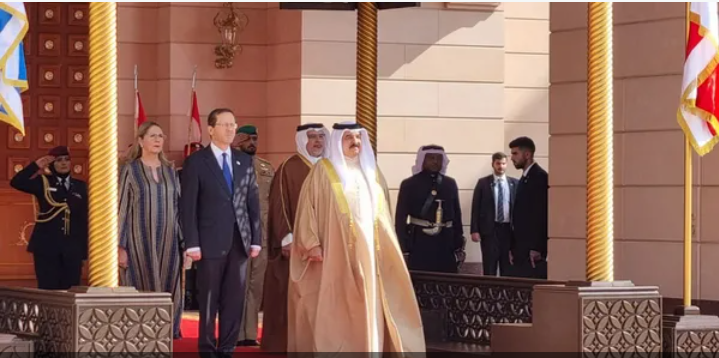 في أول زيارة رسمية.. رئيس إسرائيل يصل البحرين