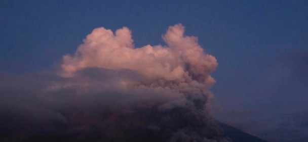 ثوران بركان جبل سيميرو في إندونيسيا ورفع حالة التأهب إلى أعلى مستوى