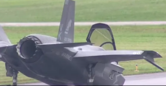 أغلى مقاتلة أميركية تنهار في اليابان.. وفتح تحقيق عاجل