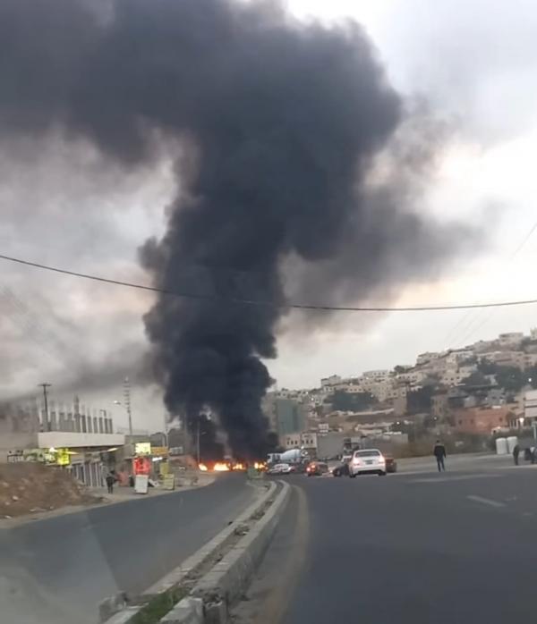 عاجل ..إغلاق الطريق العام في بيرين بإشعال الإطارات .. والجبور: تمت السيطرة