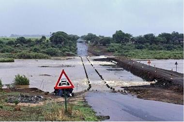 فيضان في نهر بجوهانسبرغ يتسبب في مصرع 14 شخصا