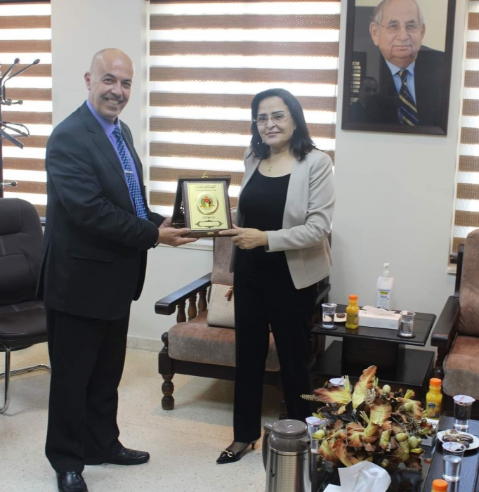 بحث التعاون بين الهاشمية للمصابين العسكريين وكهرباء المملكة لاستثمارات الطاقة