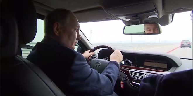 بوتين يطلع على عملية ترميم جسر القرم