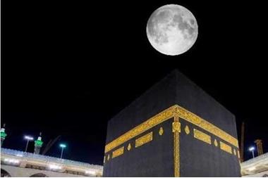 القمر يتعامد على الكعبة المشرفة اليوم .. وهذه التفاصيل