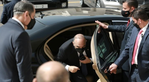 الفايز للخصاونة: الترف هو تعيين 5 موظفين ليفتحوا باب سيارتك