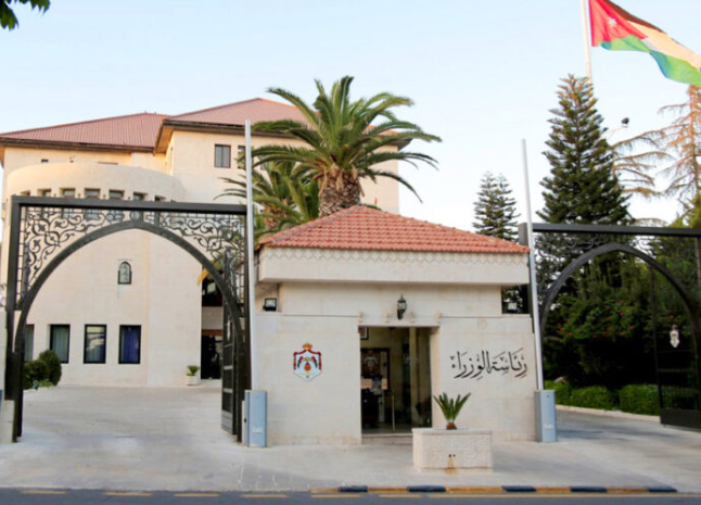 الحكومة : تطبيق زيادة تعرفة النقل الجديدة مرهون بفك الإضراب