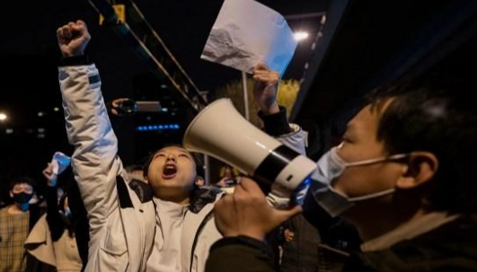 رغم تخفيف القيود لاحتواء كورونا...صينيون يواصلون التظاهر