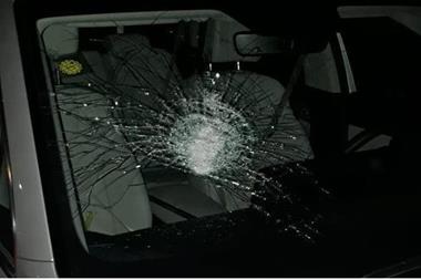 مستوطنون يهاجمون مركبات الفلسطينيين جنوب الخليل