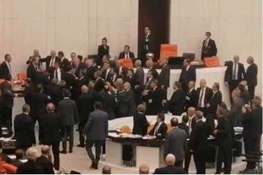 عراك تحت قبة البرلمان التركي يرسل نائبا إلى العناية المركزة