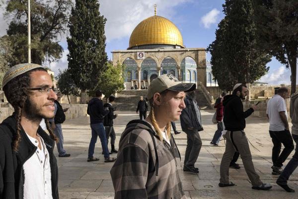 مستوطنون يقتحمون الاقصى بحراسة شرطة الاحتلال