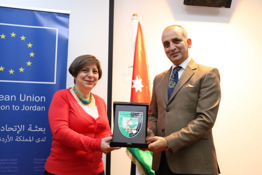 جلسة حوارية تفاعلية في البلقاء التطبيقية بمناسبة الحملة الدولية 16 يوم  لمناهضة العنف ضد المرأة...صور