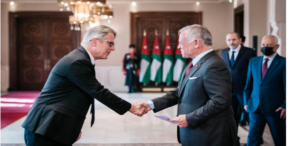 الملك يتقبل أوراق اعتماد سفراء دول