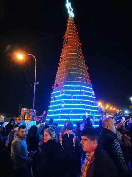 محافظ الزرقاء يضيء شجرة عيد الميلاد بنادي الشبيبة