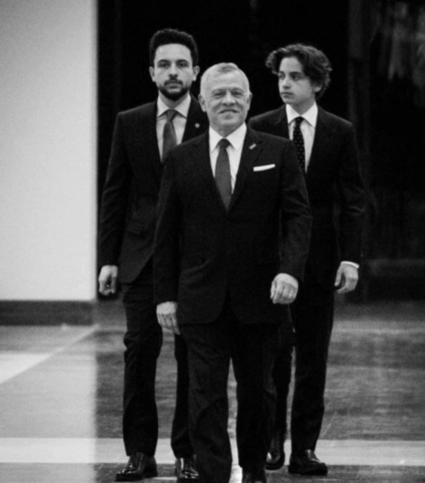 الديوان الملكي ينشر صورة للملك وولي العهد والأمير هاشم