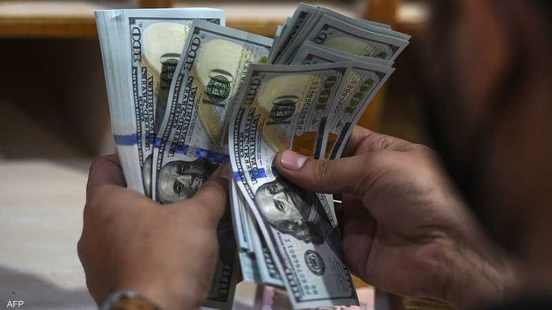 الدولار يرتفع بعد بيانات فاقمت من الشكوك حول الفائدة