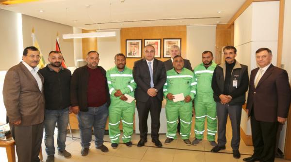 تكريم عمال وطن لإعادتهم 20 ألف دينار