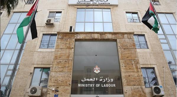 تقرير: 37 يعملون أكثر من ساعات العمل التي يجيزها قانون