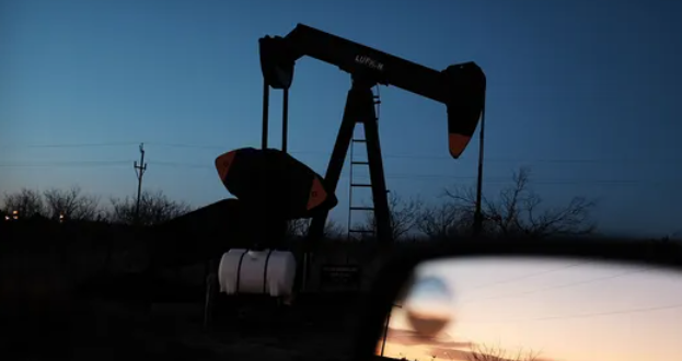 النفط يسجل أكبر خسائر أسبوعية منذ شهور بعد تعاملات متقلبة