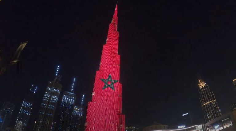 برج خليفة يتزين بعلم المغرب احتفالا بفوز أسود الأطلس على البرتغال