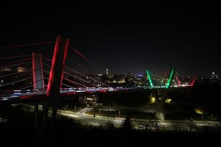 إضاءة جسر عبدون بألوان العلم المغربي