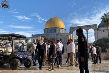 عشرات المستوطنين يقتحمون الأقصى