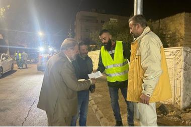 بلدية إربد تسلم مكافآت مالية لعمال البيئة في النزهة