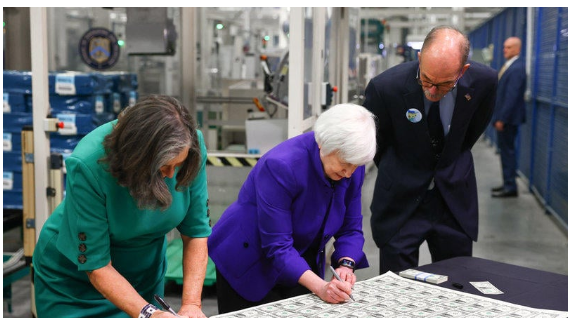 (التوقيع) .. مشكلة غريبة على ورقة الدولار الأميركي